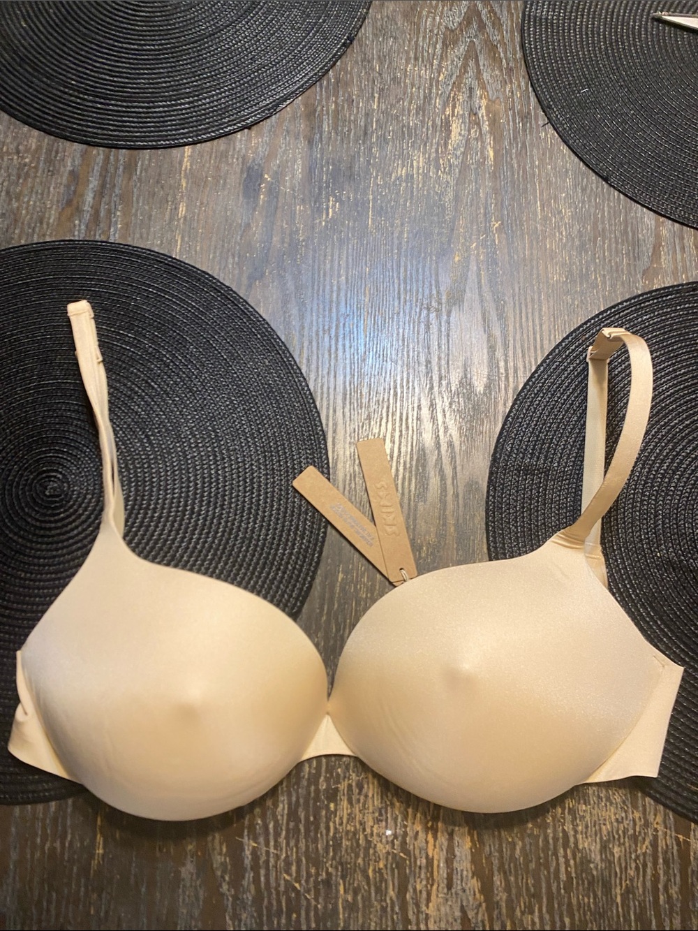 Skims ultimate nipple wireless push up plunge Bra sand 32DDD creases in pads